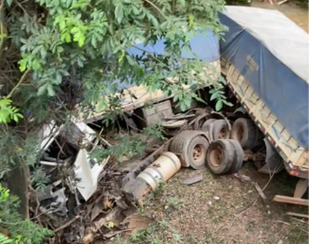 Motorista morre após carreta cair de ponte na MG-423, em Nova Serrana - Foto: Reprodução/Redes Sociais