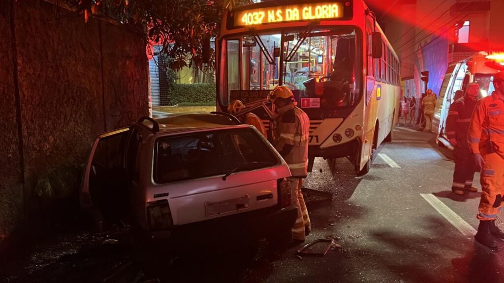 Cinco pessoas ficam feridas após acidente entre carro e ônibus no bairro Padre Eustáquio, em BH - Foto: Divulgação/CBMMG