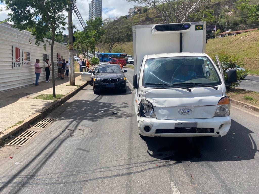 Homem fica ferido após caminhão sem freios atingir carros na Avenida Raja Gabaglia, em BH - Foto: Divulgação/CBMMG