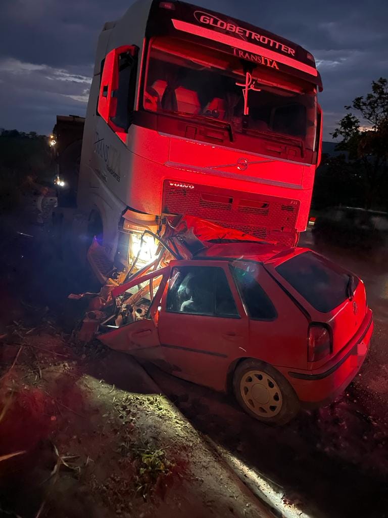 Motorista morre após colisão entre carro e carreta em São Joaquim de Bicas - Foto: Divulgação/CBMMG