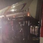 Motociclista para embaixo de caminhão após acidente na Via Expressa de Contagem - Foto: Reprodução/Redes Sociais