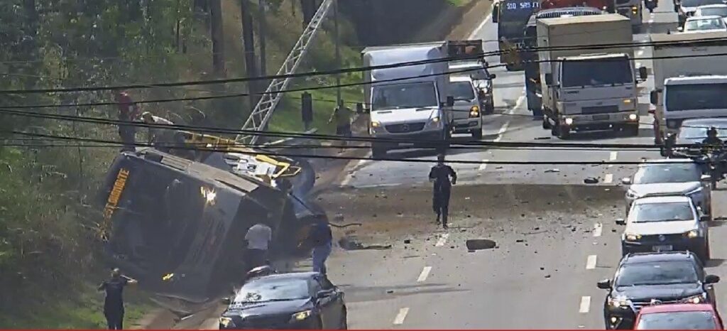 Caminhão perde os freios e atinge ônibus no Anel Rodoviário, em BH - Foto: Divulgação