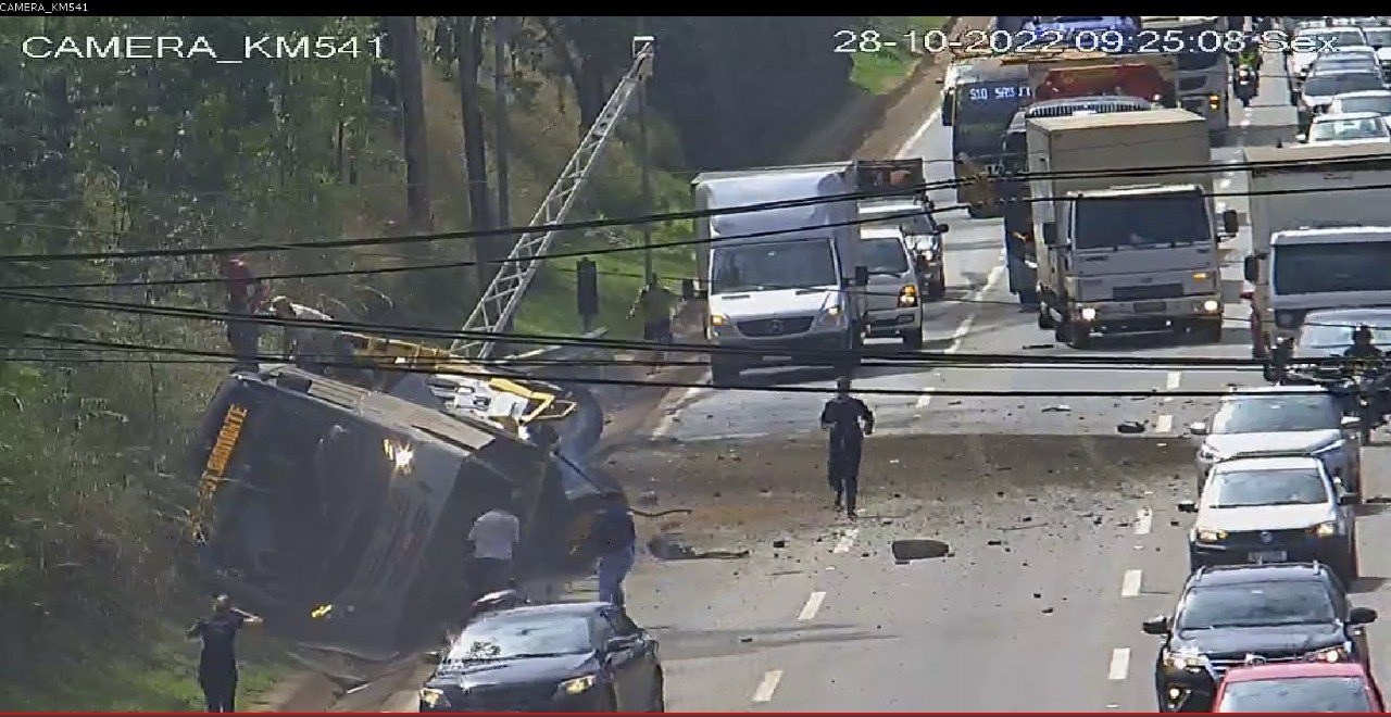 Caminhão perde os freios e atinge ônibus no Anel Rodoviário, em BH - Foto: Divulgação