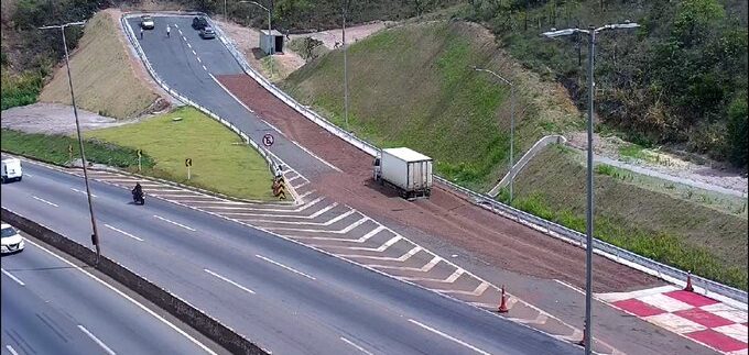 Motorista de caminhão usa área de escape do Anel Rodoviário, em BH - Foto: Divulgação/BHTrans