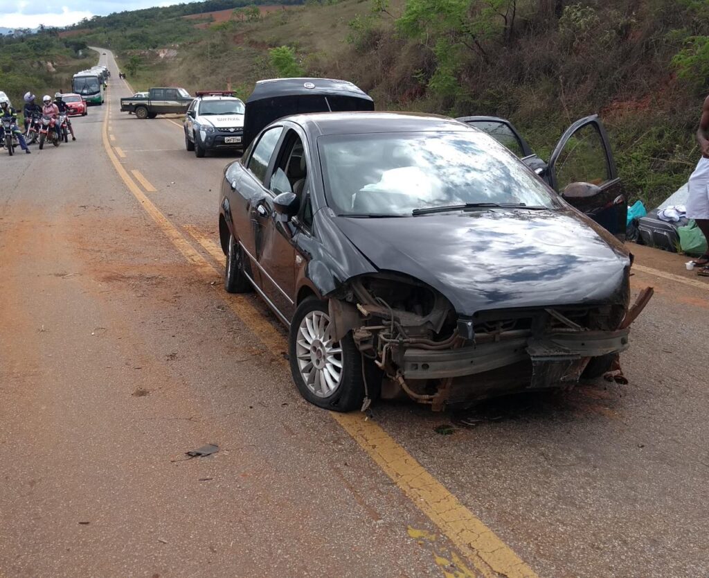 Quatro pessoas ficam feridas após acidente entre carro e caminhão na MG-129, em Ouro Branco - Foto: Divulgação/CBMMG