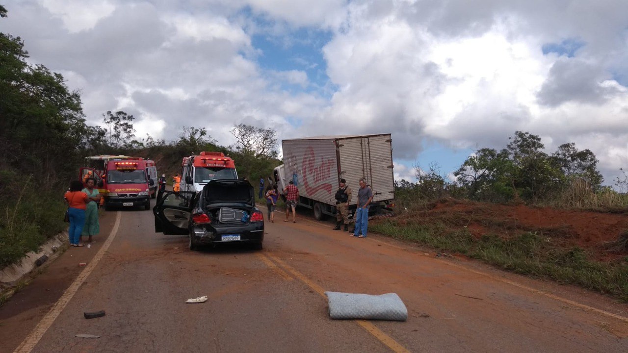 Quatro pessoas ficam feridas após acidente entre carro e caminhão na MG-129, em Ouro Branco - Foto: Divulgação/CBMMG