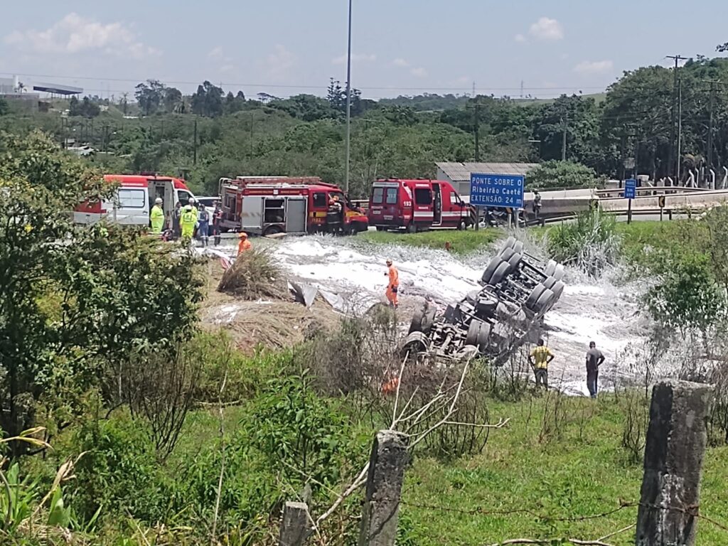 Motorista morre após carreta tombar nas margens da BR-040, em Barbacena - Foto: Reprodução/Redes Sociais