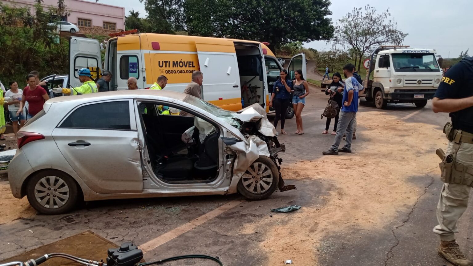 Quatro pessoas ficam feridas após batida entre carros na BR-040, em Congonhas Quatro pessoas ficam feridas após batida entre carros na BR-040, em Congonhas - Foto: Divulgação/CBMMG