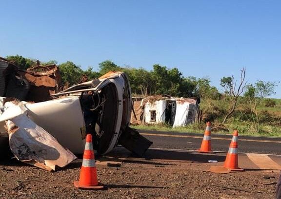 Três pessoas morrem em grave acidente entre kombi e caminhão na BR-262, em Campo Florido - Foto: Reprodução/Redes Sociais