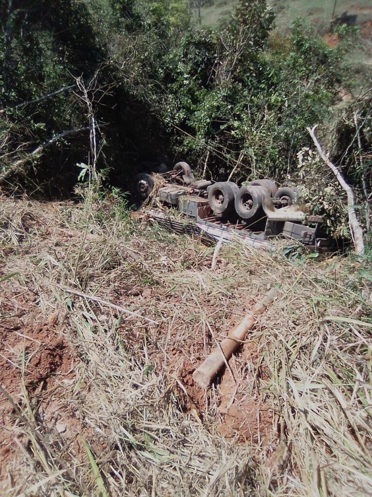 Homem morre preso às ferragens após engavetamento na BR-381, em São Gonçalo do Rio Abaixo - Foto: Reprodução/Redes Sociais