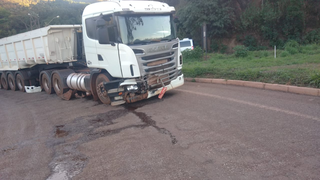 Acidente entre carreta e caminhão deixa três pessoas feridas na BR-381, em Caeté - Foto: Reprodução/Redes Sociais