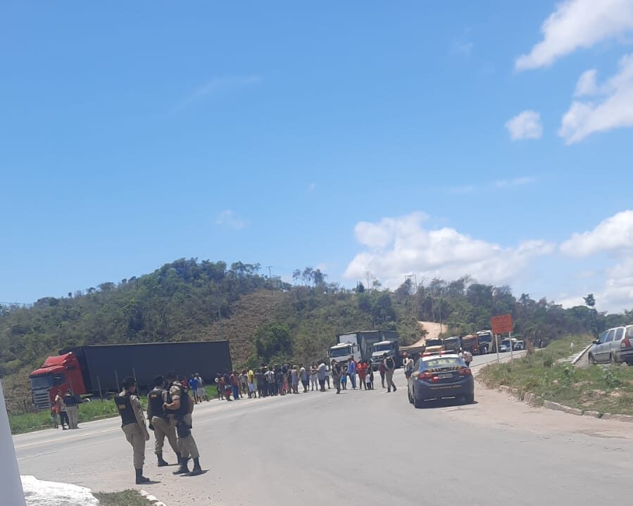 Manifestantes fecha totalmente a BR-381, no Trevo de Ravena, em Sabará - Foto: Divulgação/Redes Sociais