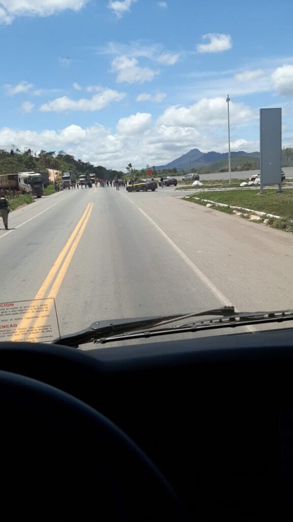 Manifestantes fecha totalmente a BR-381, no Trevo de Ravena, em Sabará - Foto: Divulgação/Redes Sociais