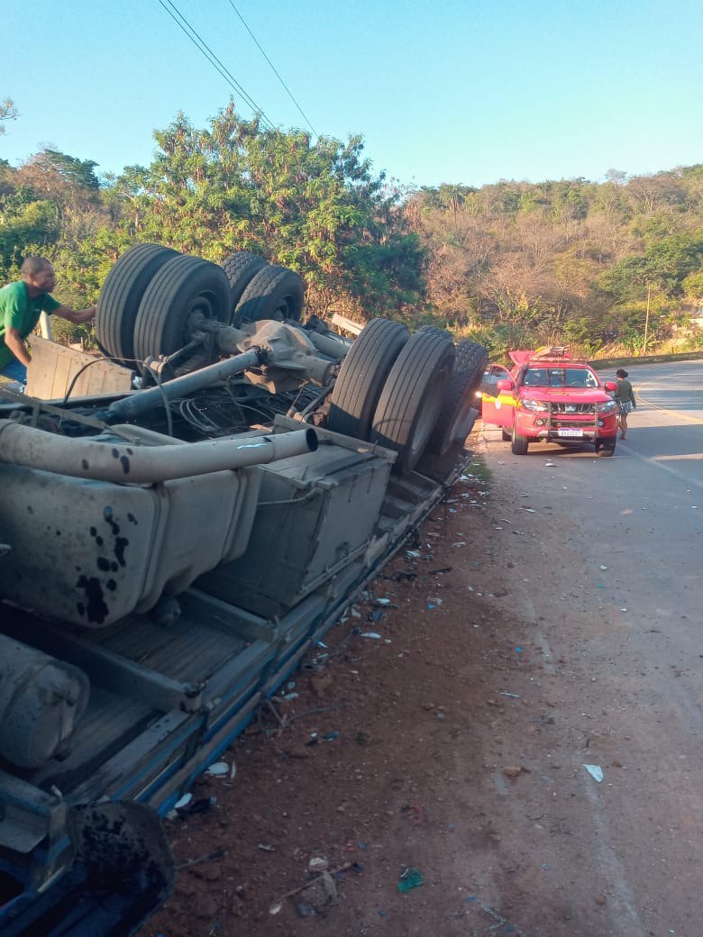 Motorista fica ferido após carreta tombar na BR-381, em Santa Luzia - Foto: Divulgação/CBMMG