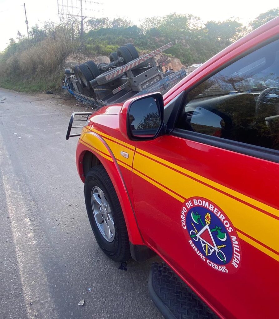 Motorista fica ferido após carreta tombar na BR-381, em Santa Luzia - Foto: Divulgação/CBMMG