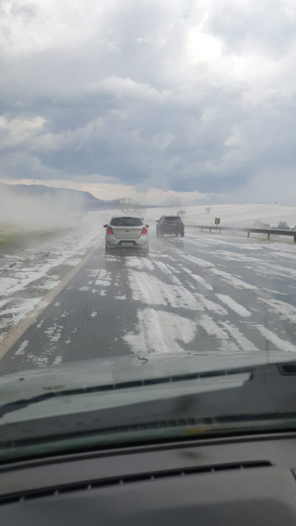 Chuva de granizo e neblina causa congestionamento na Rodovia Fernão Dias, em São Gonçalo do Sapucaí - Foto: Reprodução/Redes Sociais