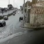 Homem é baleado por criminosos em motocicleta na MG-020, no bairro Novo Aarão Reis, em BH - Foto: Reprodução/Câmera de Segurança