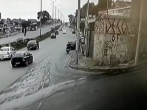 Homem é baleado por criminosos em motocicleta na MG-020, no bairro Novo Aarão Reis, em BH - Foto: Reprodução/Câmera de Segurança