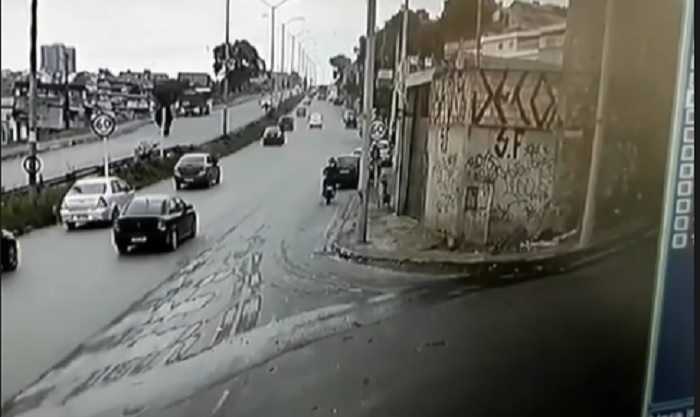 Homem é baleado por criminosos em motocicleta na MG-020, no bairro Novo Aarão Reis, em BH - Foto: Reprodução/Câmera de Segurança