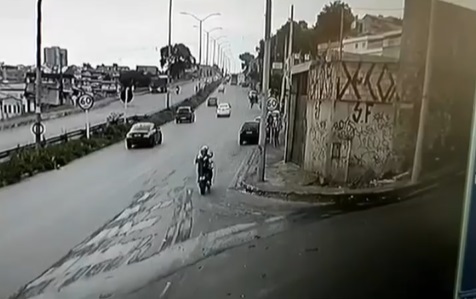 Homem é baleado por criminosos em motocicleta na MG-020, no bairro Novo Aarão Reis, em BH - Foto: Reprodução/Câmera de Segurança