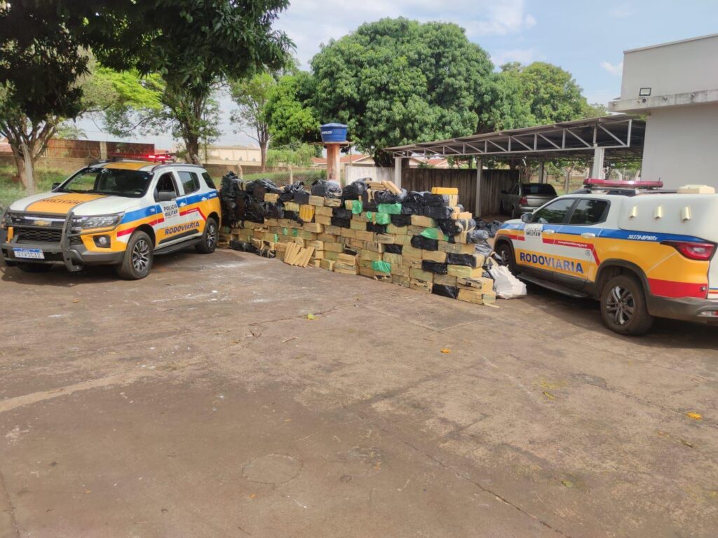 Polícia encontra mais de 5 toneladas de maconha dentro de caminhão em Frutal - Foto: Divulgação/PMRv