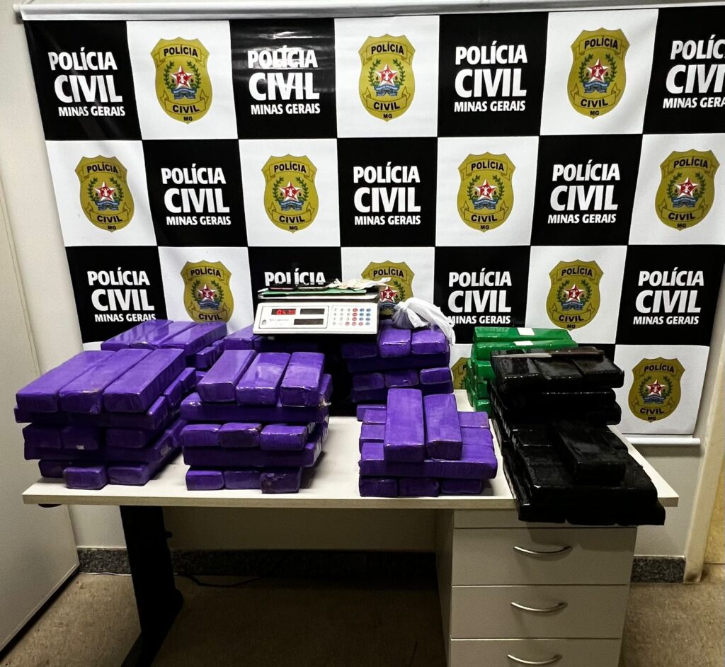 Trio é preso com mais de 100 barras de maconha no bairro Santa Cruz, em Vespasiano - Foto: Divulgação/CBMMG