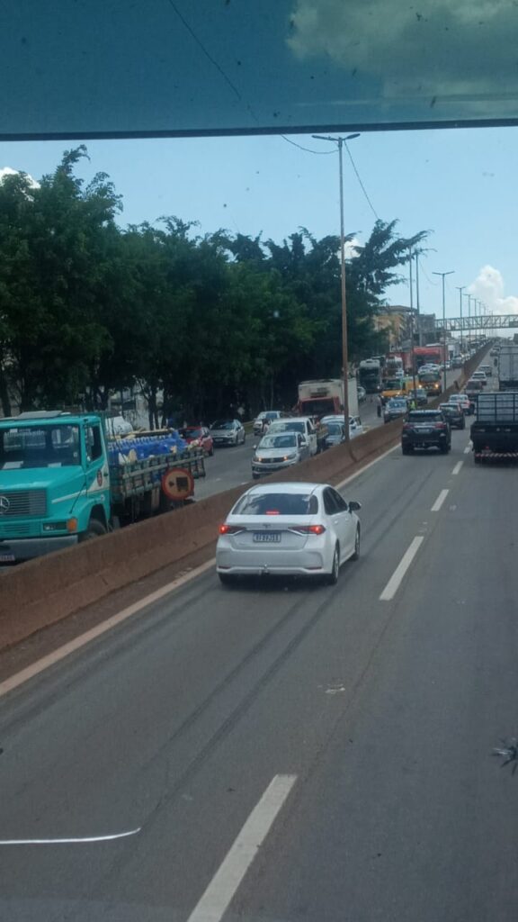 Engavetamento entre oito carros e duas caminhões complica trânsito na Rodovia Fernão Dias, em Contagem - Foto: Reprodução/Redes Sociais