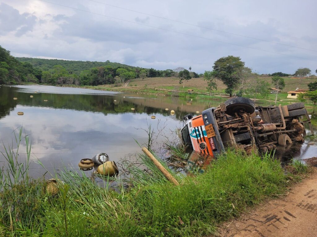 Caminhão com mais de 300 botijões de gás cai dentro de lagoa em Esmeraldas - Foto: Divulgação/CBMMG