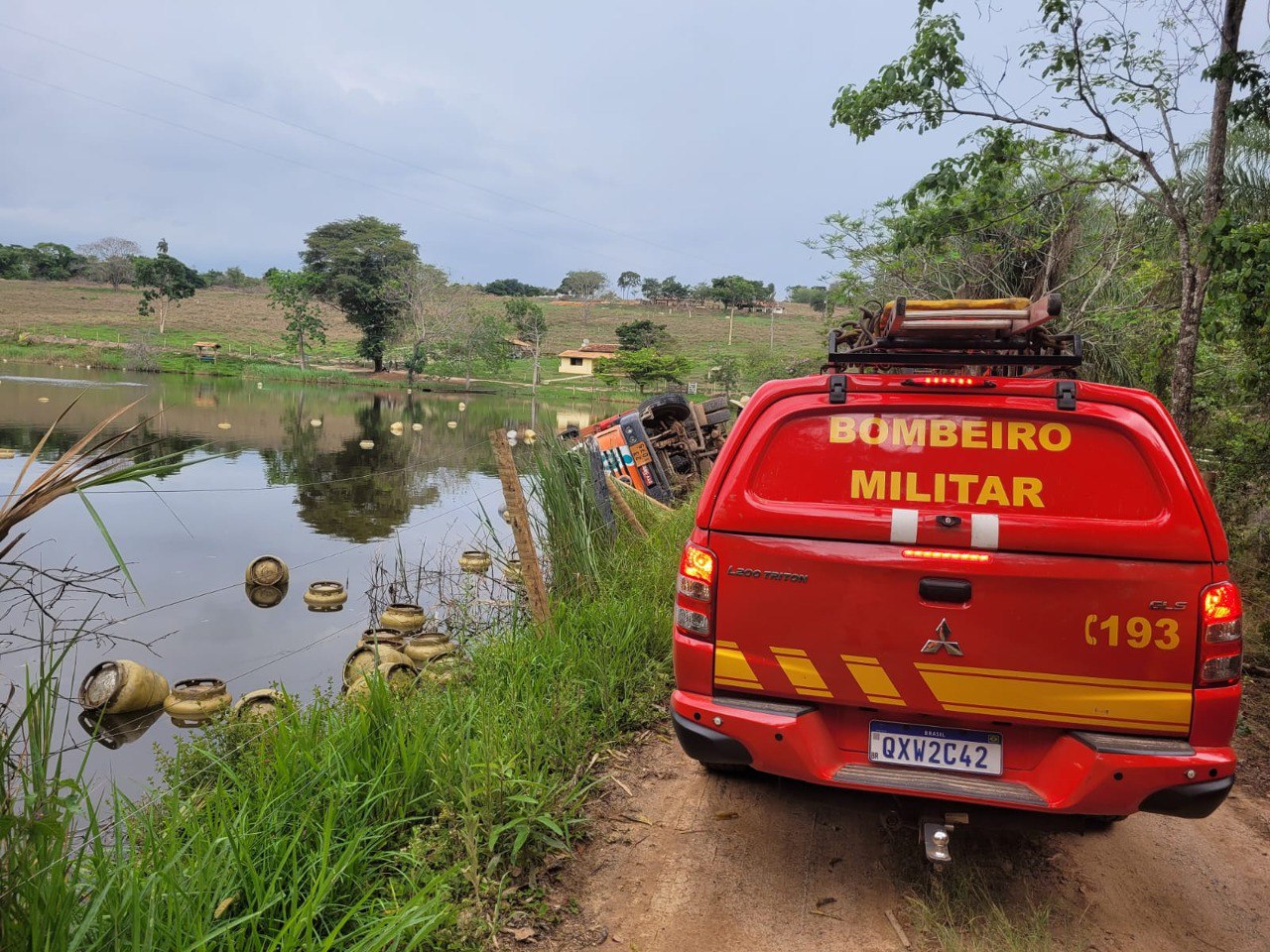 Caminhão com mais de 300 botijões de gás cai dentro de lagoa em Esmeraldas - Foto: Divulgação/CBMMG