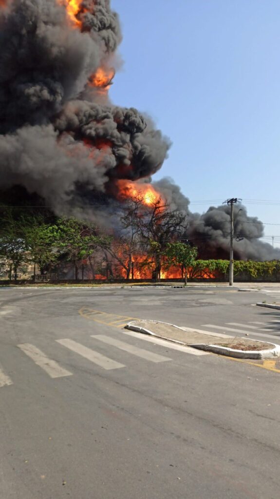 Bombeiros combatem incêndio em fábrica no bairro Cinco, em Contagem - Foto: Divulgação/CBMMG