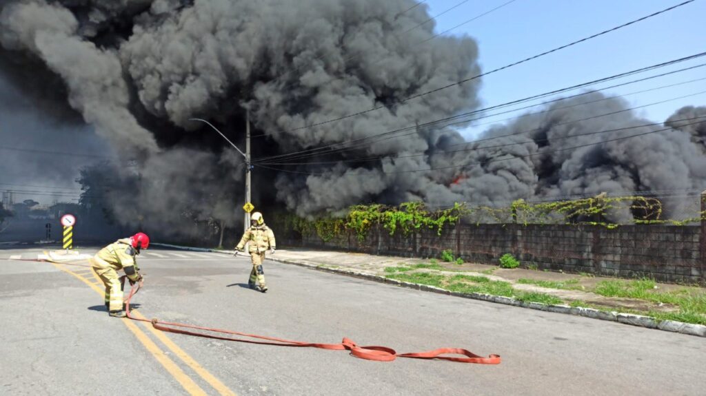 Bombeiros combatem incêndio em fábrica da Aymoré no bairro Cinco, em Contagem - Foto: Divulgação/CBMMG