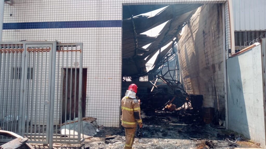 Incêndio de grandes proporções atinge galpão no bairro Chácara Boa Vista, em Contagem - Foto: Divulgação/CBMMG