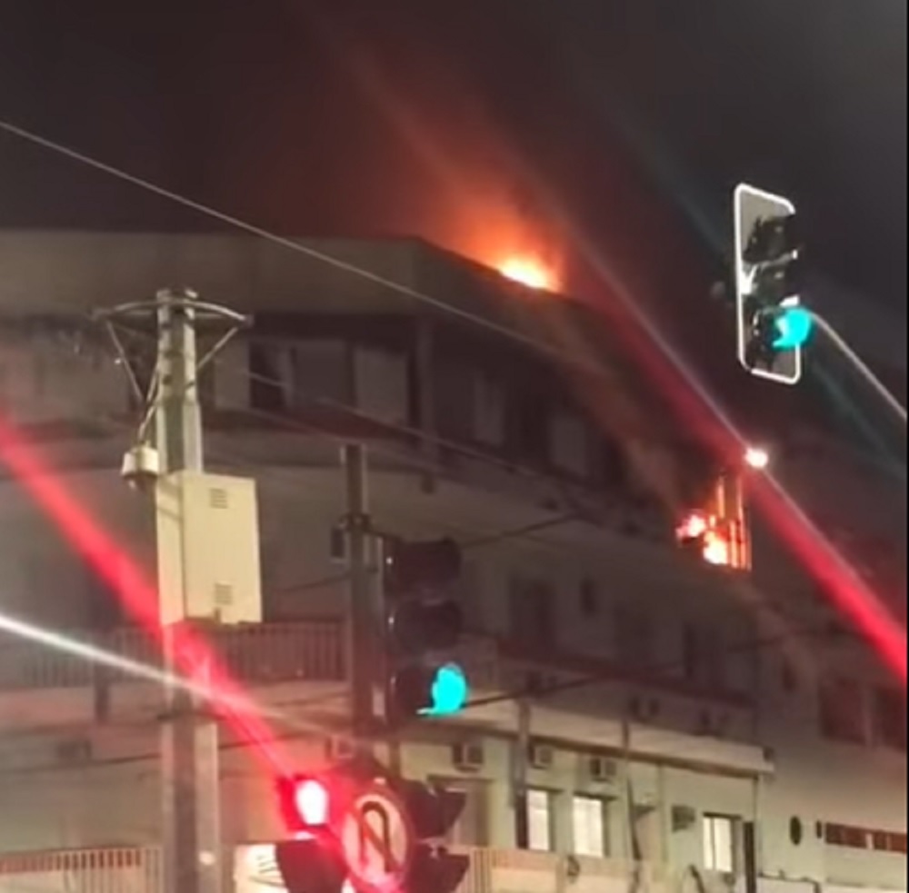 Bombeiros são mobilizados para combater incêndio no Hotel Itália no Centro de Itabira - Foto: Reprodução/Redes Sociais