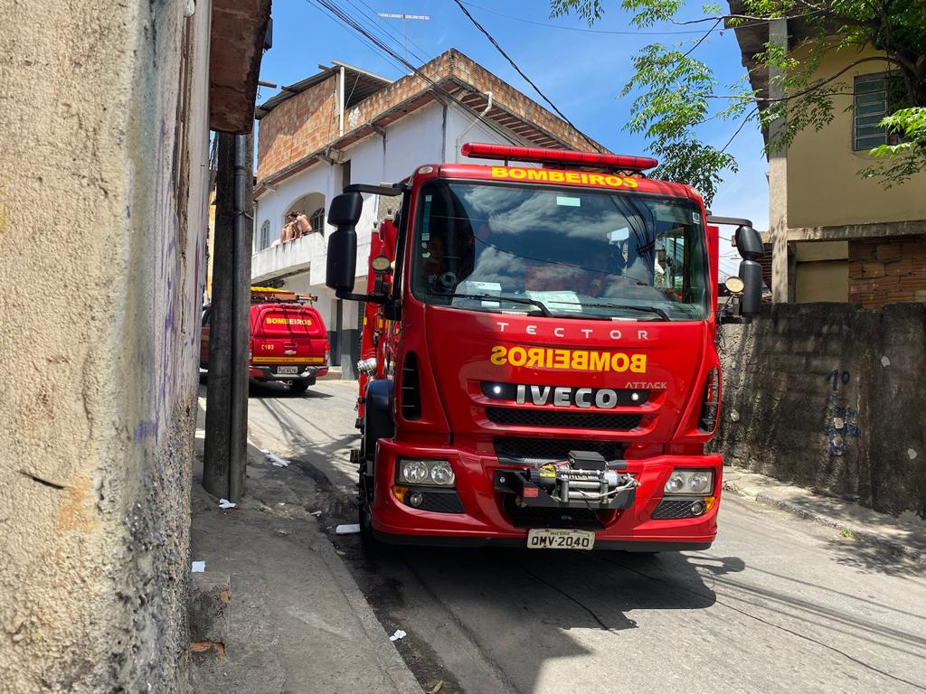 Homem tem 70% do corpo queimado após incêndio em casa no bairro Vila Oeste, em BH - Foto: Divulgação/CBMMG