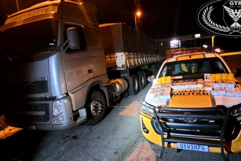 Polícia prende caminhoneiro com carga de celular avaliada em R$ 120 mil em Mateus Leme - Foto: Divulgação/PMRv