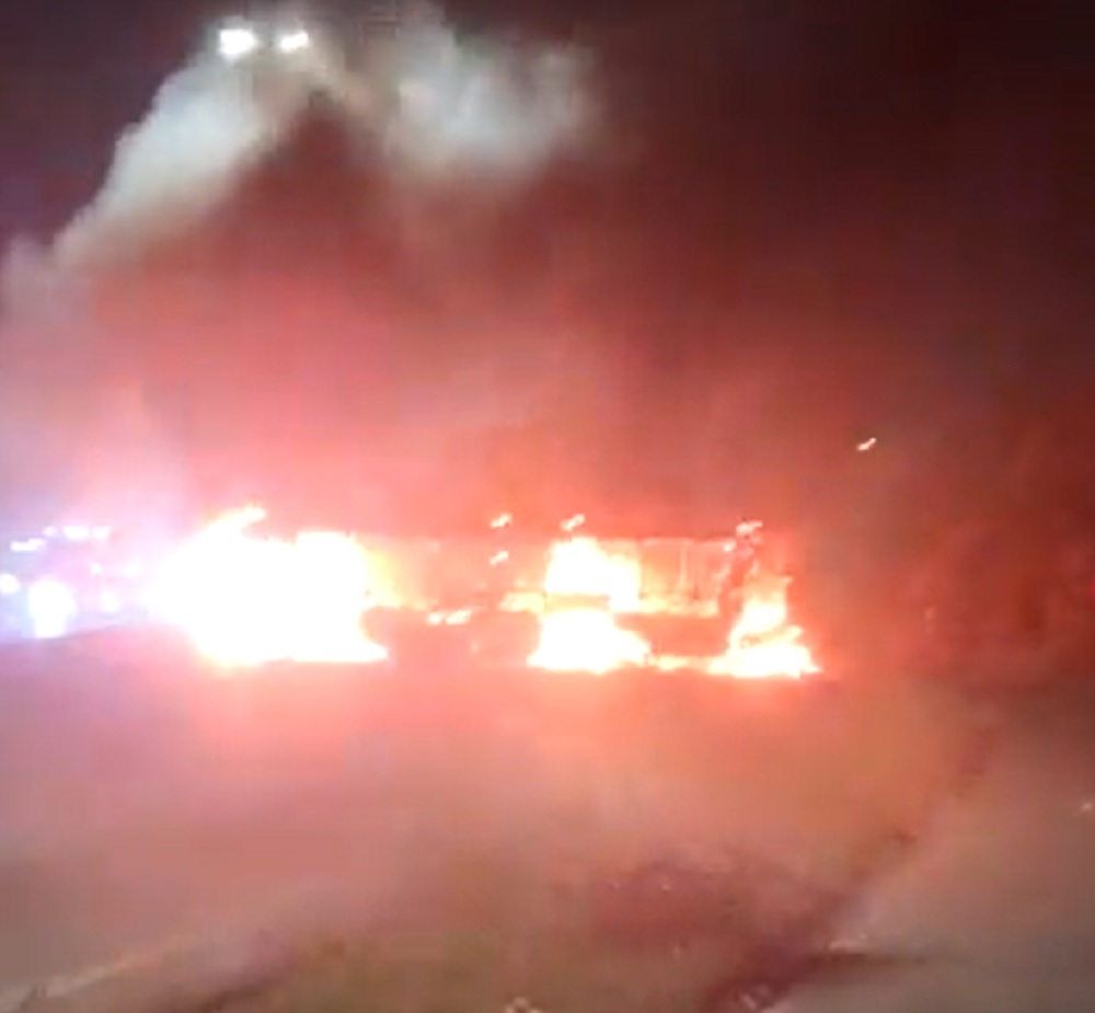 Ônibus é incendiado no Anel Rodoviário, no bairro Universitário, em BH - Foto: Reprodução/Redes Sociais