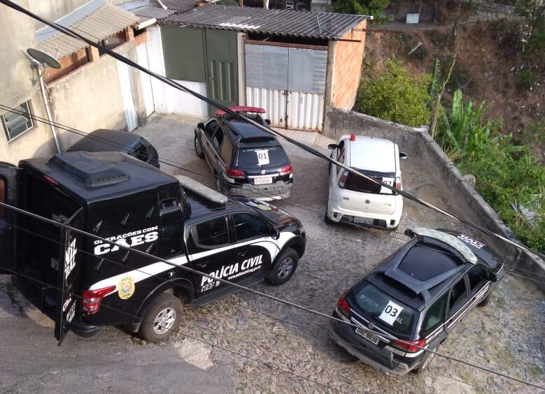 Quatro pessoas investigadas por homicídio são presas em operação no bairro Taquaril, em BH - Foto: Divulgação/PCMG