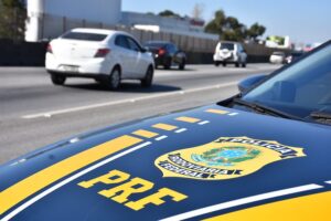 Corpo carbonizado é encontrado dentro de carro às margens da BR-040, em Esmeraldas - Foto: Divulgação/Polícia Rodoviária Federal