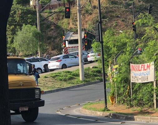 Cegonheira fecha parcialmente Avenida Presidente Tancredo Neves, em BH - Foto: Reprodução/Redes Sociais