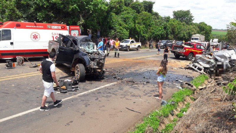 Homem morre e cinco pessoas ficam feridas após acidente entre carros na BR-365, em Uberlândia - Foto: Divulgação/CBMMG