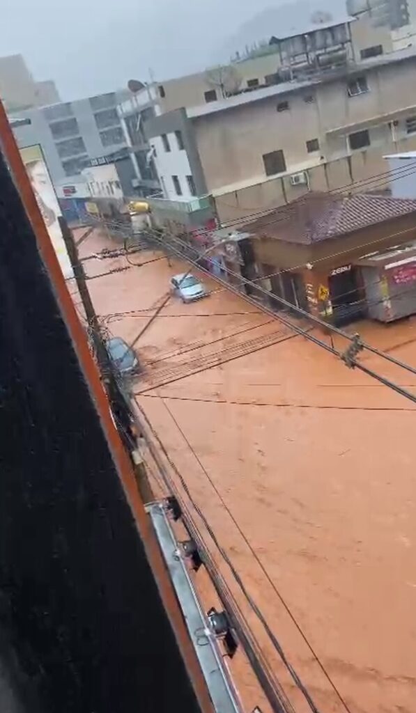 Alagamento na Avenida Getúlio Vargas - Foto: Reprodução/Redes Sociais