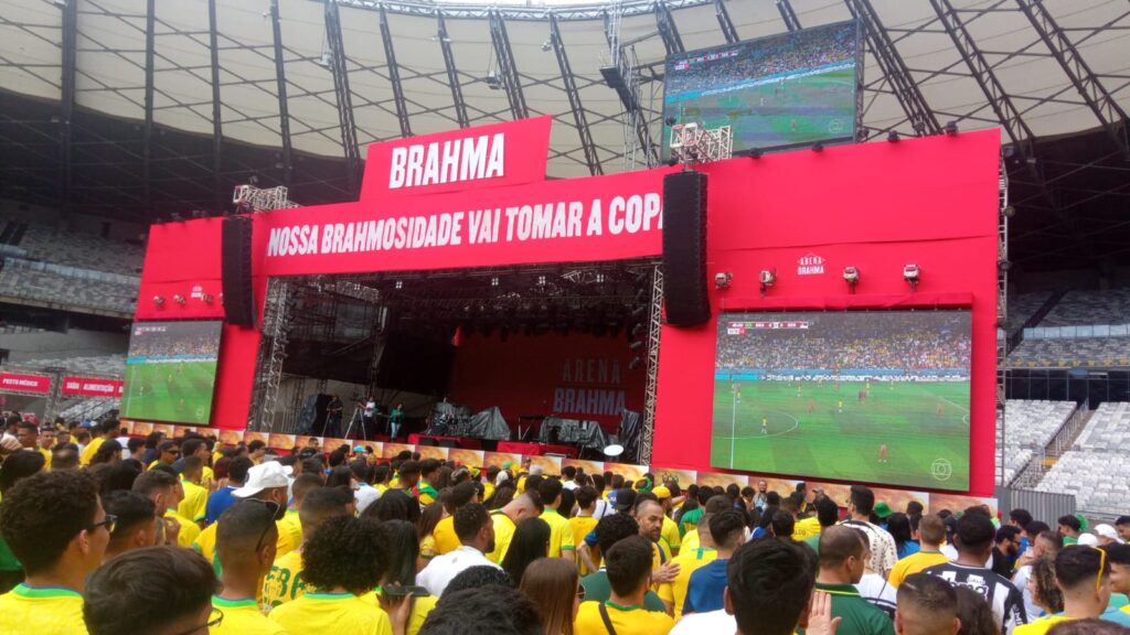 Arena Brahma BH une a torcida para transmissão de Brasil e Sérvia e show da banda Jota Quest - Foto: Elberty Valadares/Por Dentro de Minas