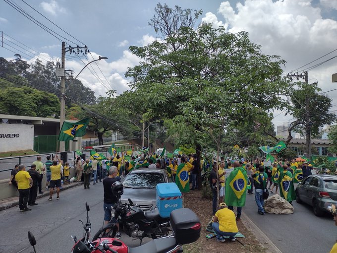 Manifestantes interditam faixa da Avenida Raja Gabaglia, em BH - Foto: Reprodução/Redes Sociais