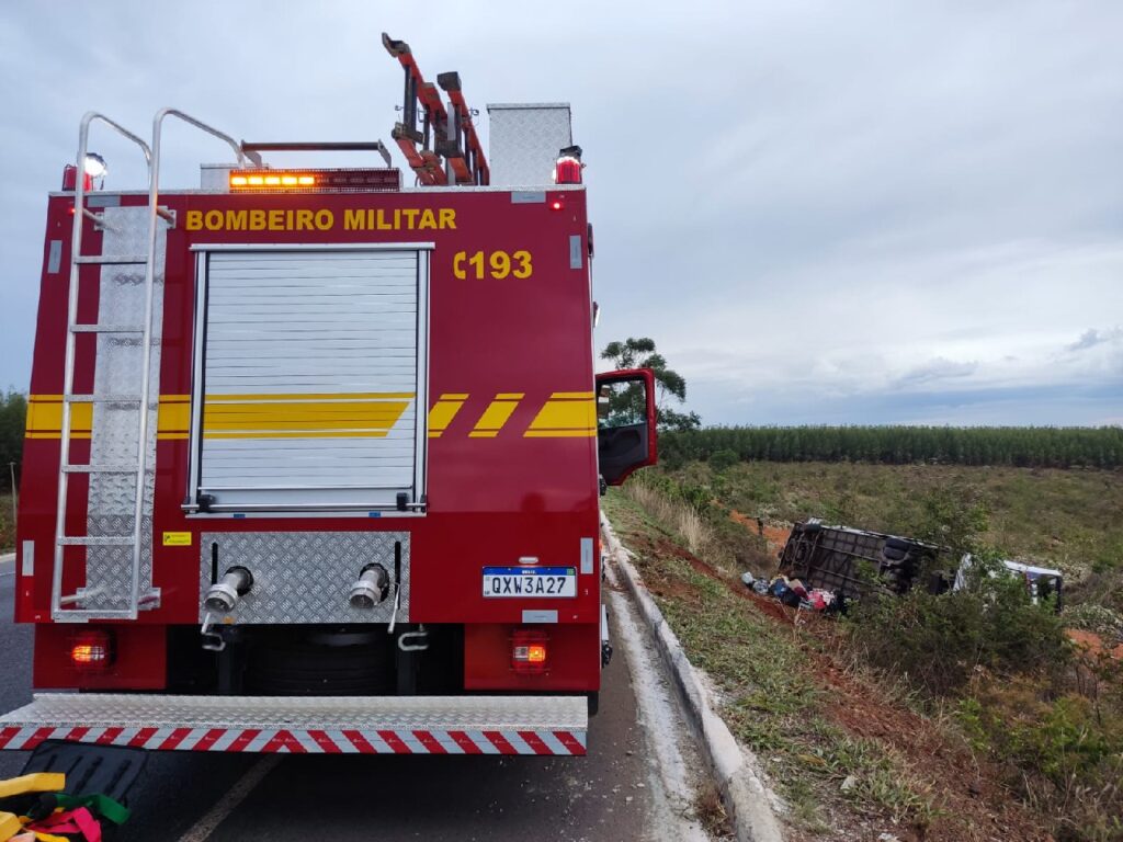 Ônibus com 45 ocupantes tomba em ribanceira e deixa feridos na BR-251, em Grão Mogal - Foto: Divulgação/CBMMG