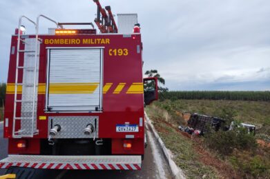 Ônibus com 45 ocupantes tomba em ribanceira e deixa feridos na BR-251, em Grão Mogal - Foto: Divulgação/CBMMG