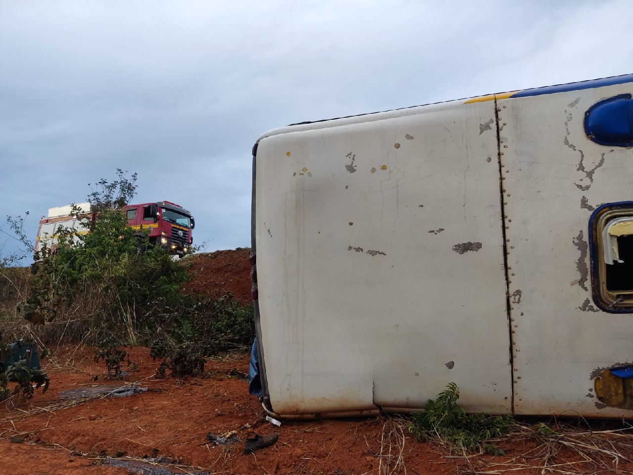 Ônibus com 45 ocupantes tomba em ribanceira e deixa feridos na BR-251, em Grão Mogal - Foto: Divulgação/CBMMG 