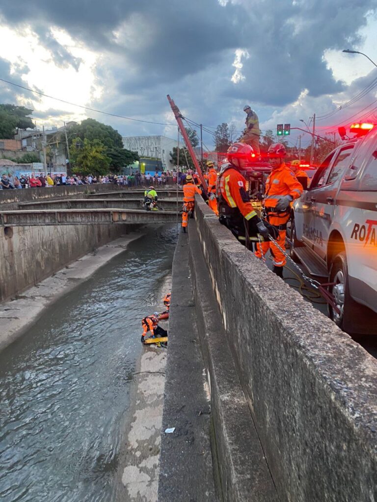 Motociclista e garupa são arremessados no Ribeirão Arrudas após acidente na Avenida Tereza Cristina, em BH - Foto: Divulgação/CBMMG