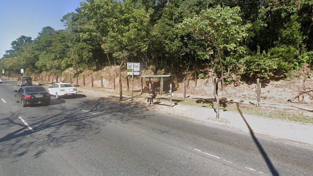 Motorista cochila ao volante e bate em ponto de ônibus na Avenida Presidente Antônio Carlos, em BH - Foto: Reprodução/Google Street View