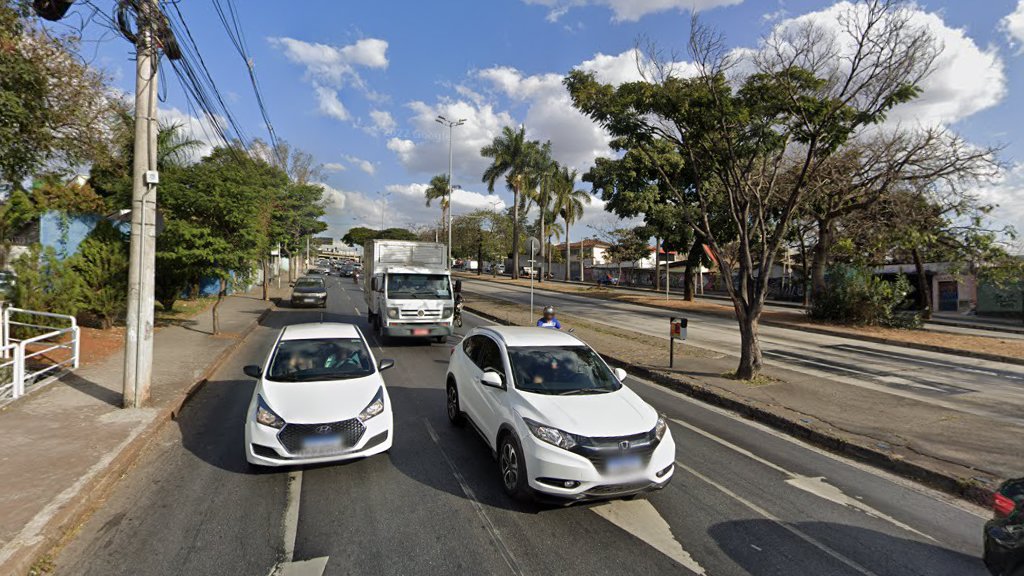 Carreta perde controle da direção, derruba árvore e causa interdição na Avenida Antônio Carlos, em BH - Foto: Reprodução/Google Street View