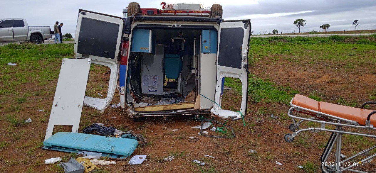 Pai e filho ficam feridos após ambulância capotar na BR-146, em Cruzeiro da Fortaleza - Foto: Divulgação/CBMMG